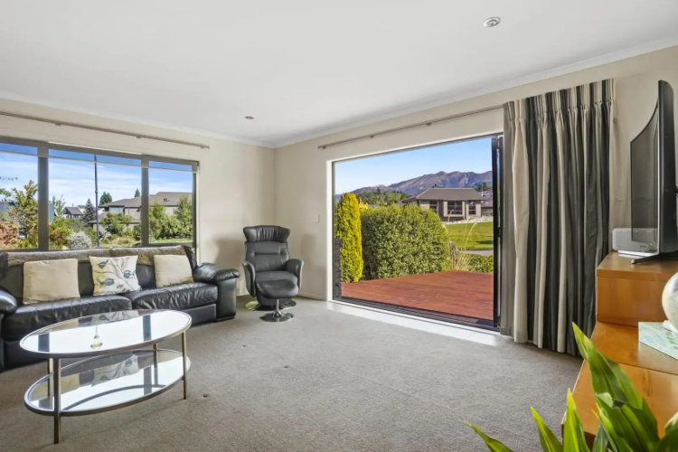 16 Rutherford Crescent