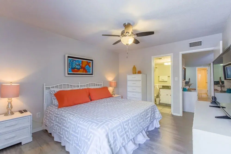 Gulf Shore Condo #2A - 2 Br condo by RedAwning