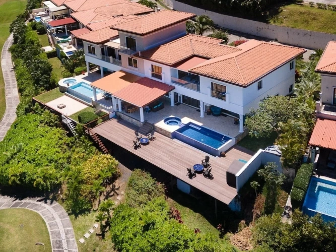 4 Bedrooms Cottage