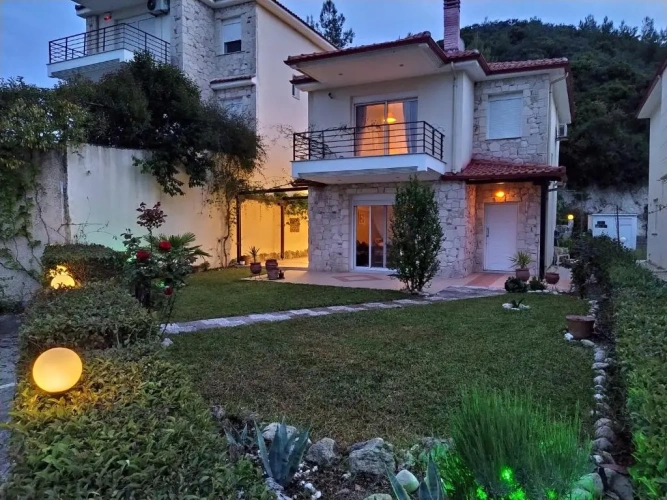 4 Bedrooms Cottage
