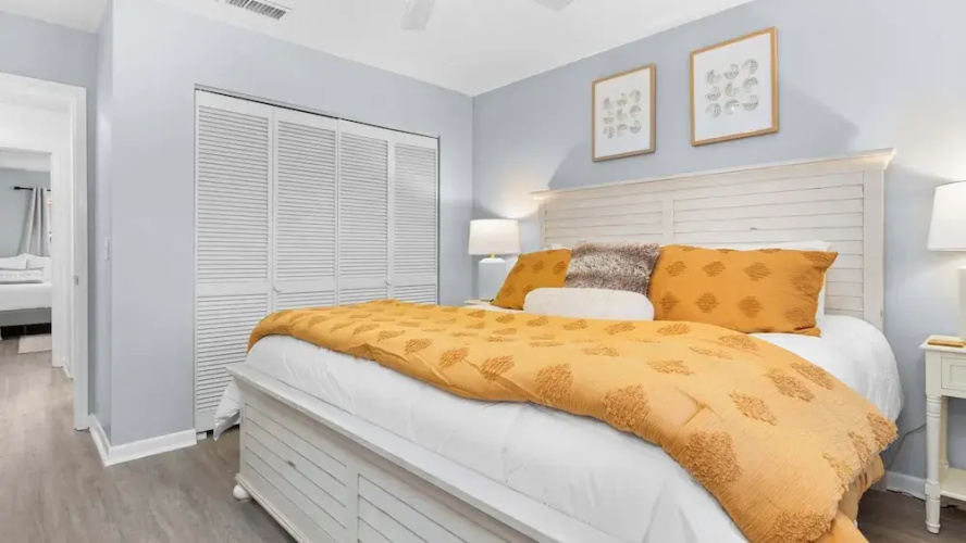 Spacious Family-friendly Retreat Beach Walkable
