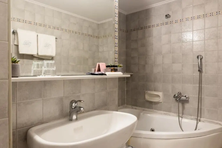 Standard Triple room with city view