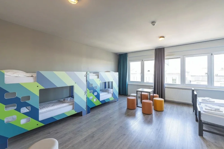 Sextuple room
