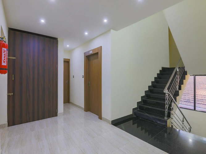 OYO 10580 Hotel Skylark