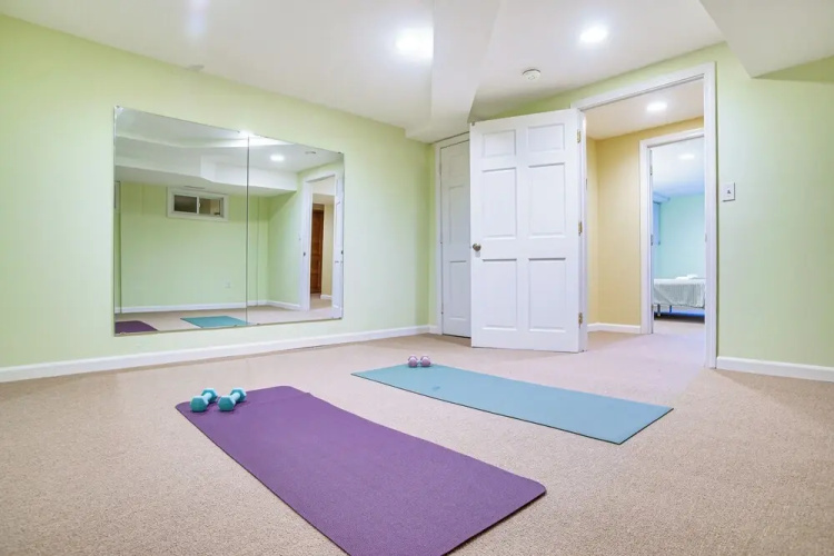 Ping-pong & Backyard: Spacious Chatham Retreat