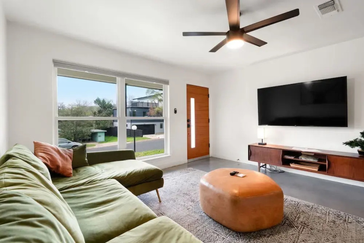 4 Bedroom Near Soco With a Private Pool & Sauna