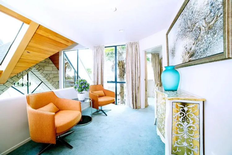 261 Holiday House