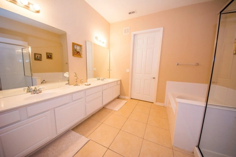 4 Bedrooms Apartment