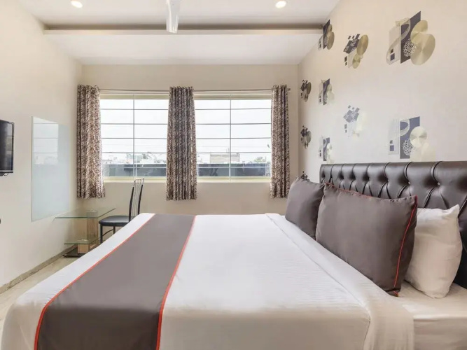 OYO Townhouse 327 C21 Mall