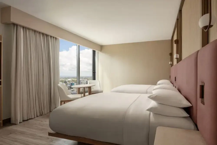 Deluxe Quadruple room with city view
