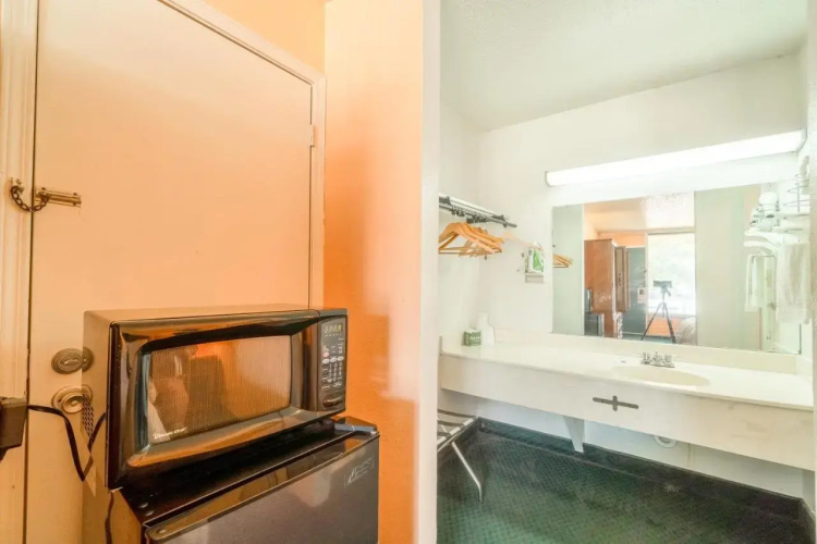 Castle Inn & Suites