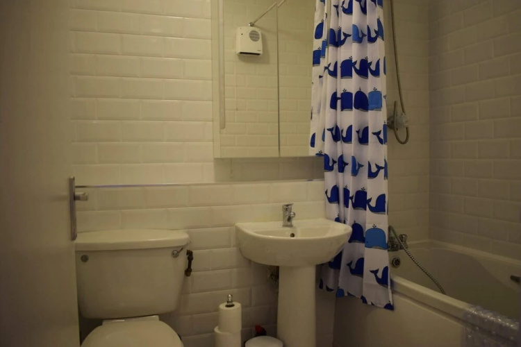 2 Bed Historical Christchurch With Parking