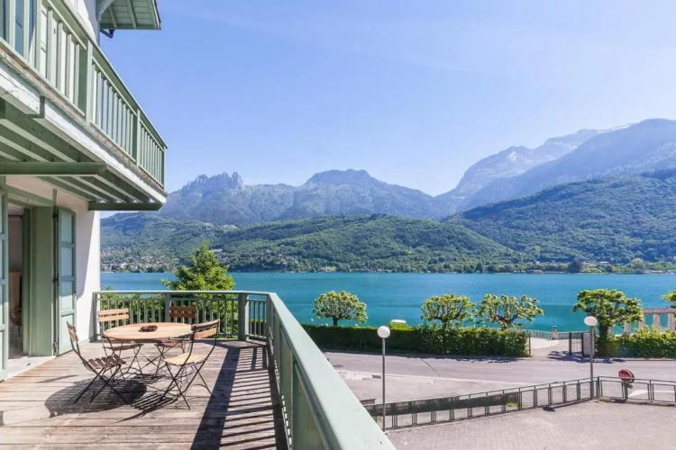 Apartment with lake view