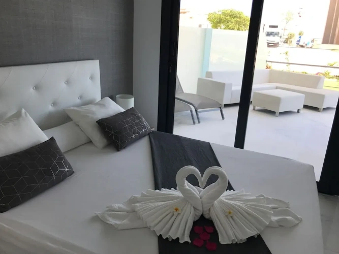 2 Bedrooms Apartment with sea view