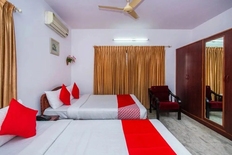 Uv Comforts By OYO Rooms