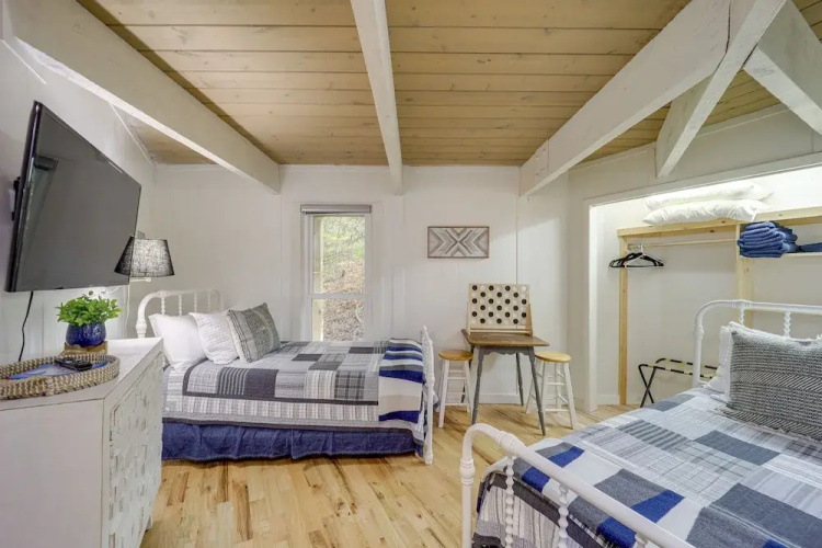 Beech Mountain Cabin w/ Hot Tub: 1 Mi to Slopes!