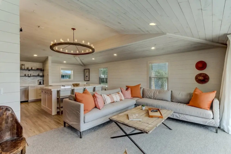 Stunning House With Oceanfront Deck and Direct Access to Beach by Redawning