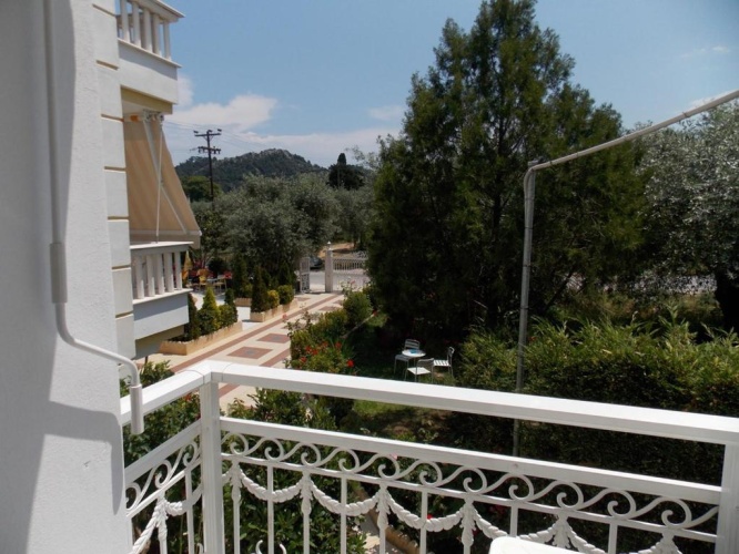 Apartment with garden view
