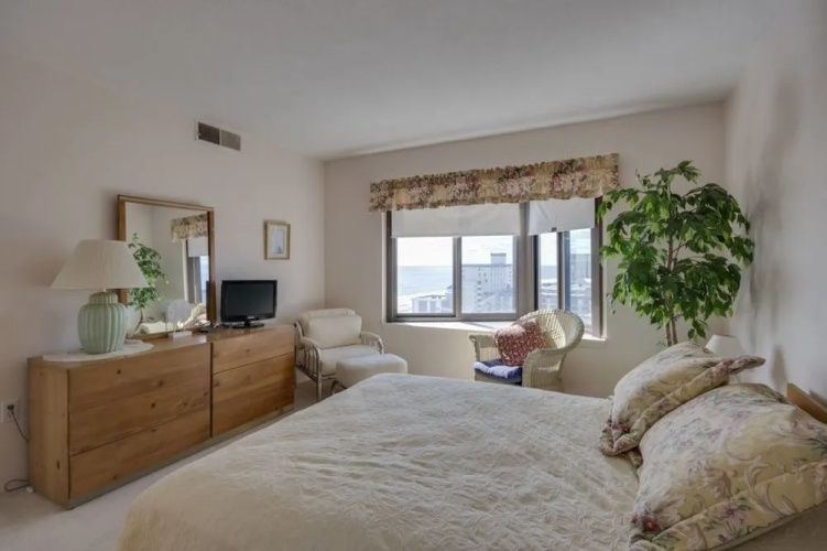 9400 1207 - 2 Br Condo