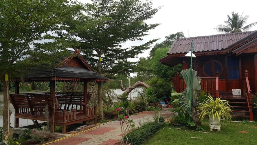 Ruenthai Rimnam Resort Suratthani