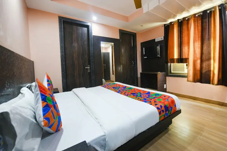 Fabhotel Moon Light