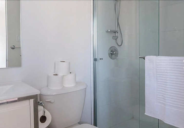 Pristine 2BR with gym in Posh Downtown