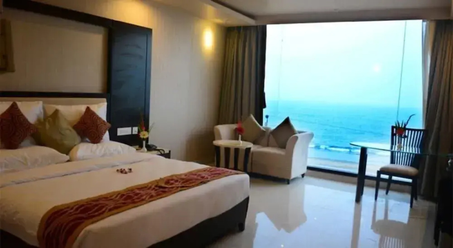 Hotel East West