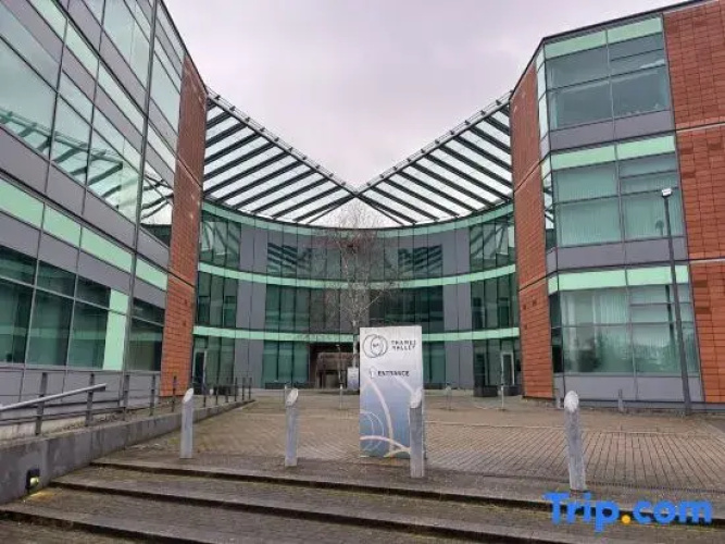 Studios in Central Bracknell, 30mins from London