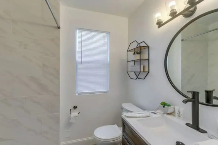 3BR Charming Retreat W & Deck & Wifi