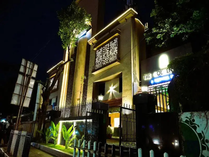 Hotel Golden Arc