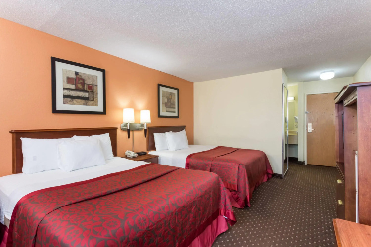 Days Inn & Suites by Wyndham Bloomington/Normal IL