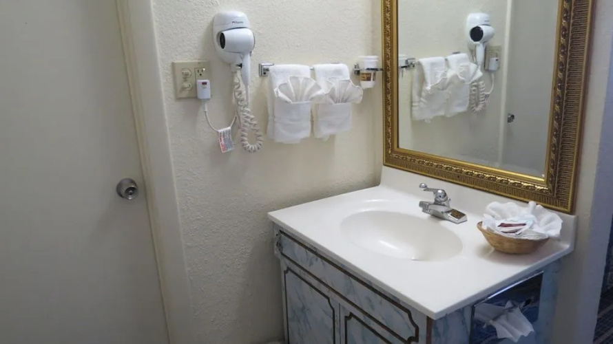 Budget Host Airport Inn