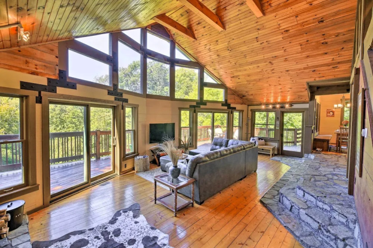 9 Mi to Sugar Mountain: Stunning Cabin w/ Views