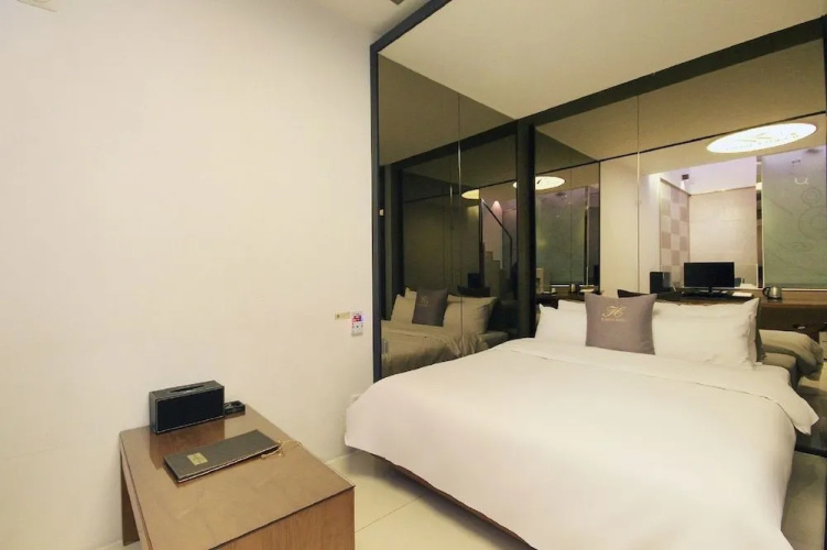 H Drive Hotel