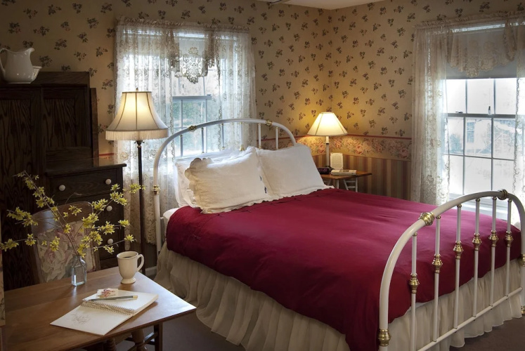 Eagle Harbor Inn