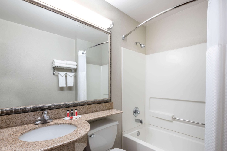 Microtel Inn & Suites By Wyndham Atlanta/Buckhead Area photo 11