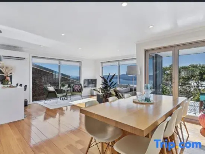 Nicolas Escape panoramic views luxury and space