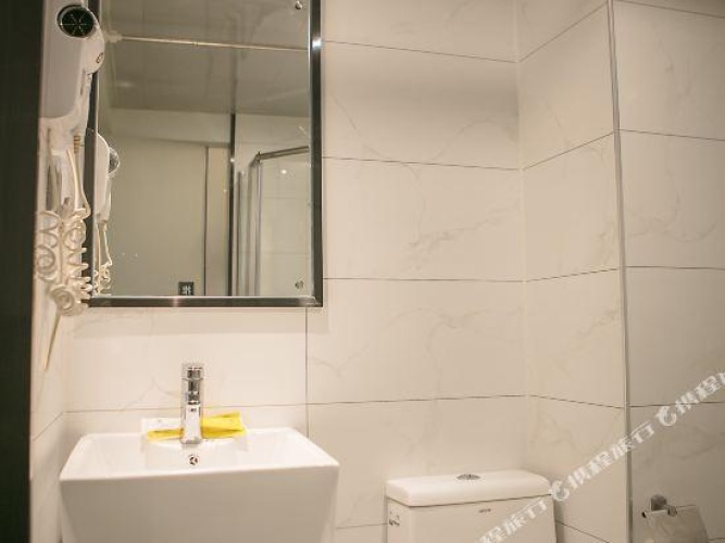 Standard Twin room with street view