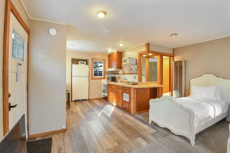 8689 Rainbow Studio