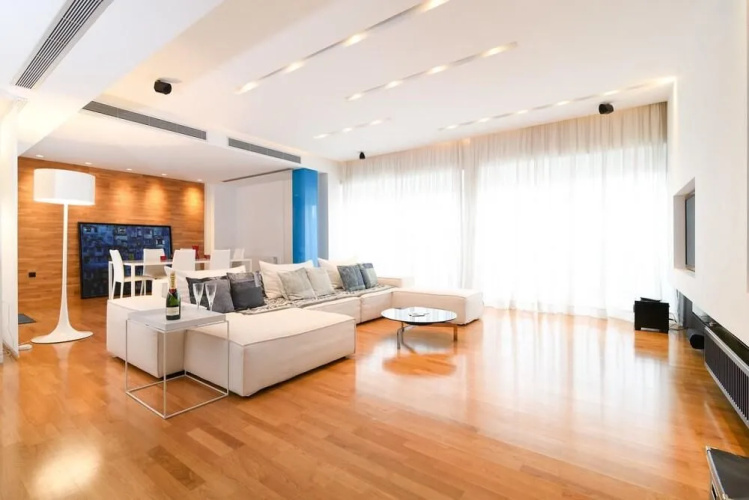 180m homm Newly Renovated Luxurious Penthouse