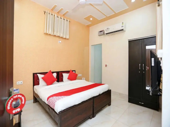 Goroomgo Pushpa Palace Mathura