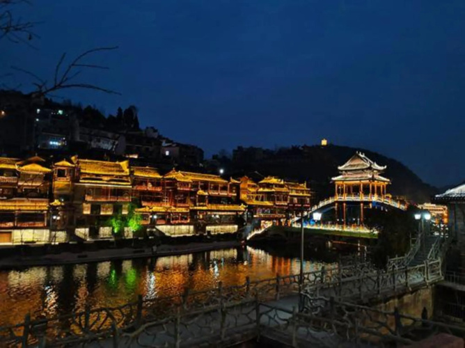 Xiangxi Phoenix Long River Inn
