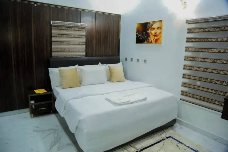 Clifford Apartment