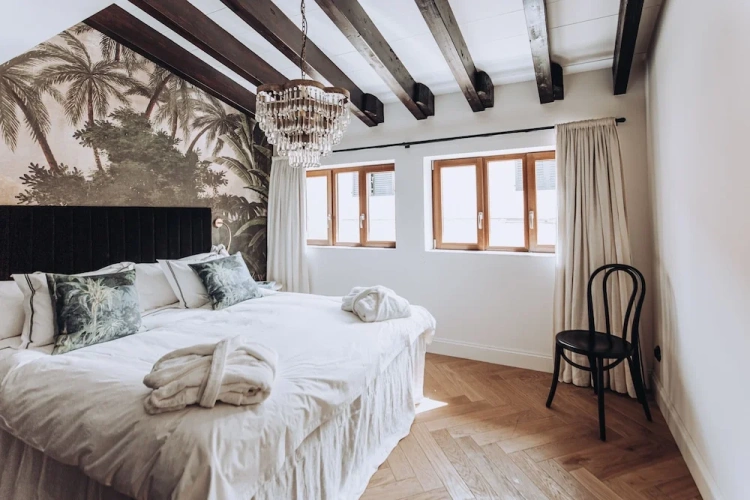 3 Bedrooms Penthouse Suite with city view