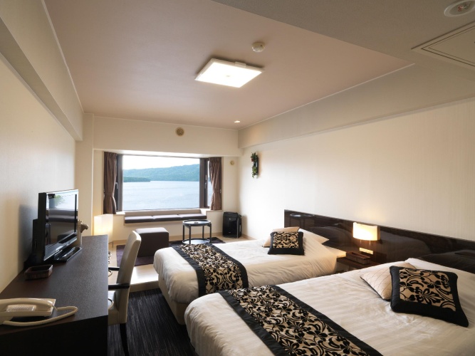 Standard Twin room with lake view