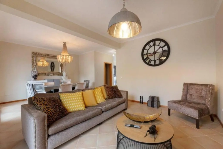 3 Bedrooms Apartment