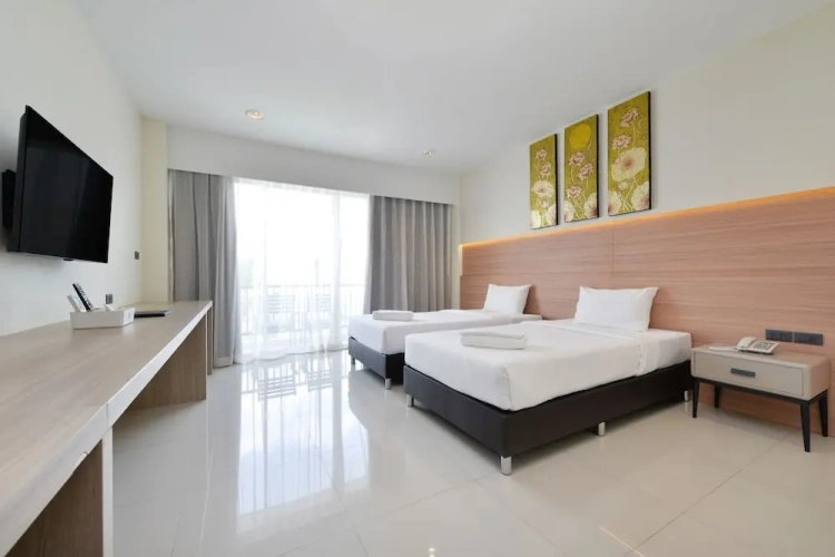 Deluxe room with balcony and with view