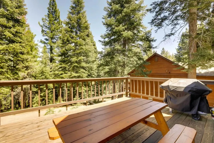 Spacious Cabin w/ Deck, < 3 Mi to Donner Lake