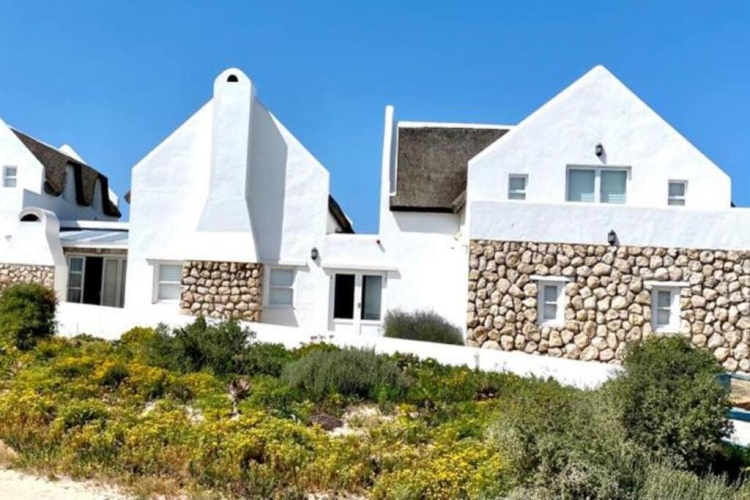 5 Bedrooms Cottage