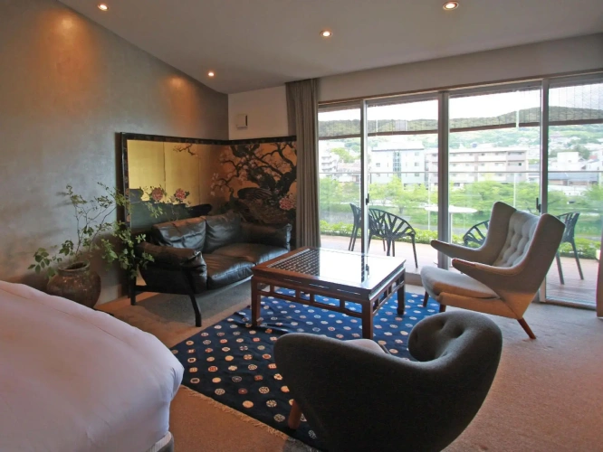 Standard Twin room with street view
